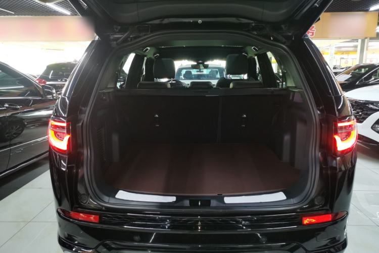 Used Land Rover Discovery Sport 2021 249 PS R-Dynamic S Performance Edition Trunk