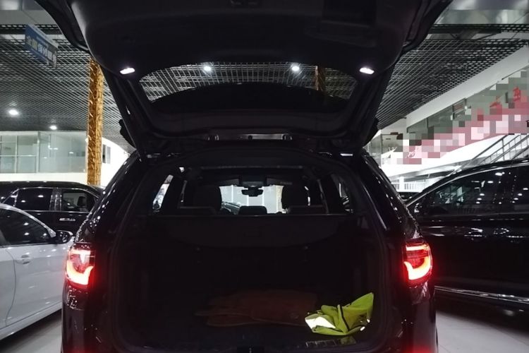 Used Land Rover Discovery Sport 2021 249 PS R-Dynamic S Performance Edition Trunk