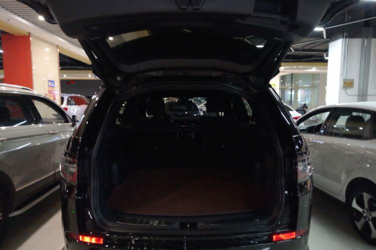 Used Land Rover Discovery Sport 2021 249 PS R-Dynamic SE Performance Tech Edition 5 Seats Trunk