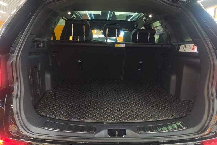 Used Land Rover Discovery Sport 2021 249 PS R-Dynamic SE Performance Tech Edition 5 Seats Trunk