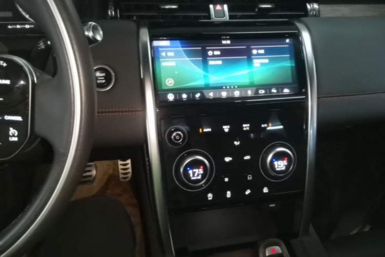 Used Land Rover Discovery Sport 2021 249 PS R-Dynamic S Performance Edition Audio And AC Panel