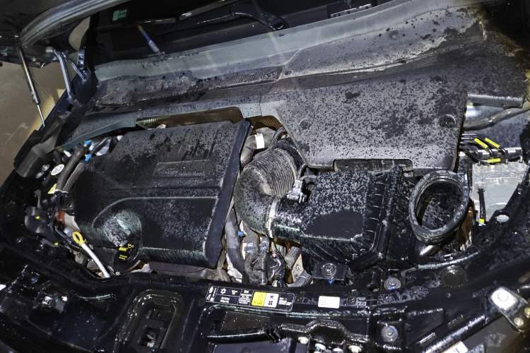 Used Land Rover Discovery Sport 2021 249 PS R-Dynamic S Performance Edition Engine Bay