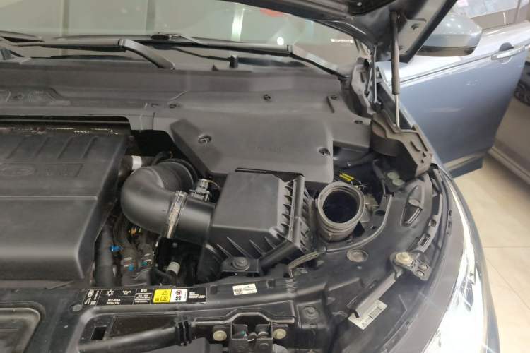 Used Land Rover Discovery Sport 2021 249 PS R-Dynamic S Performance Edition Engine Bay Left