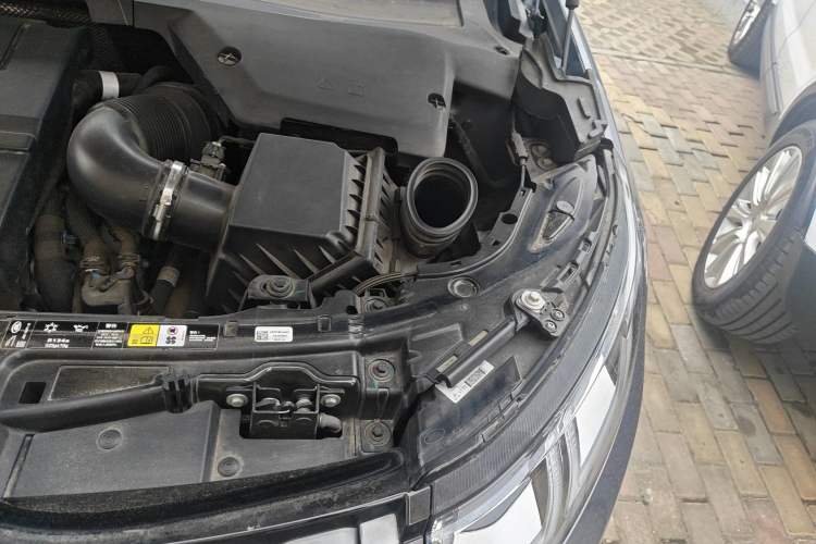 Used Land Rover Discovery Sport 2021 249 PS R-Dynamic S Performance Edition Engine Bay Left