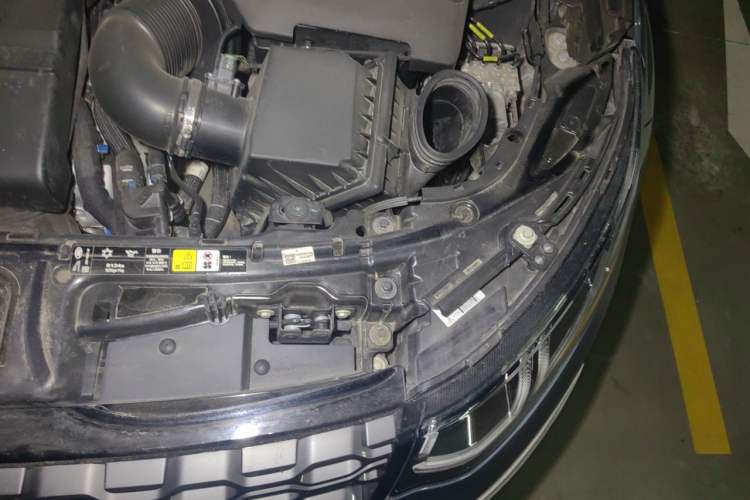Used Land Rover Discovery Sport 2021 249 PS R-Dynamic S Performance Edition Engine Bay Left