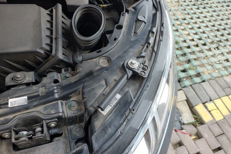 Used Land Rover Discovery Sport 2021 249 PS R-Dynamic S Performance Edition Engine Bay Left