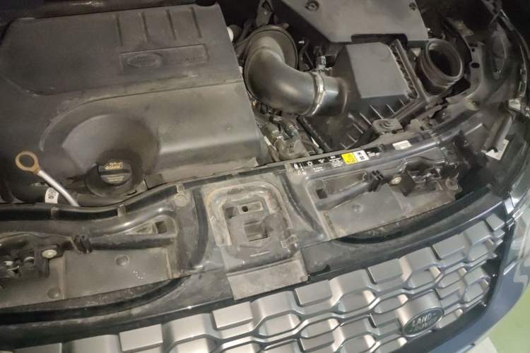 Used Land Rover Discovery Sport 2021 249 PS R-Dynamic S Performance Edition Engine Bay Left