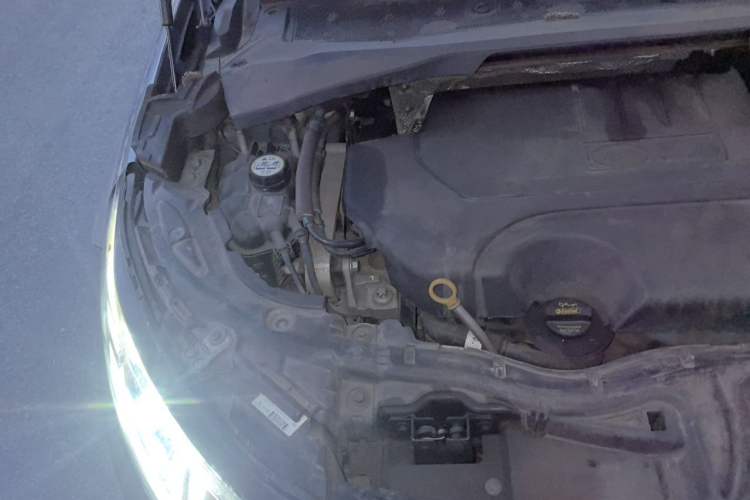 Used Land Rover Discovery Sport 2021 249 PS R-Dynamic S Performance Edition Engine Bay Right