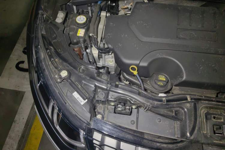 Used Land Rover Discovery Sport 2021 249 PS R-Dynamic S Performance Edition Engine Bay Right