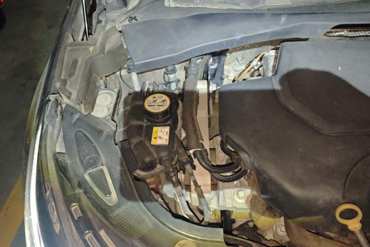 Used Land Rover Discovery Sport 2021 249 PS R-Dynamic S Performance Edition Engine Bay Right
