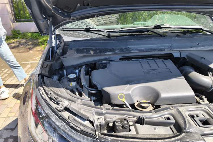 Used Land Rover Discovery Sport 2021 249 PS R-Dynamic S Performance Edition Engine Bay Right