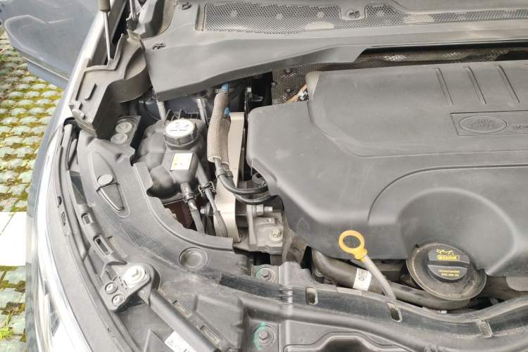 Used Land Rover Discovery Sport 2021 249 PS R-Dynamic S Performance Edition Engine Bay Right