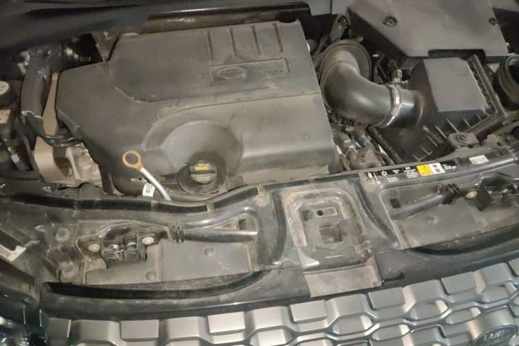 Used Land Rover Discovery Sport 2021 249 PS R-Dynamic S Performance Edition Engine Bay