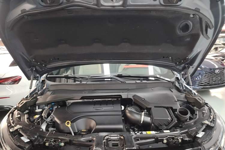 Used Land Rover Discovery Sport 2021 249 PS R-Dynamic SE Performance Tech Edition 5 Seats Engine Bay