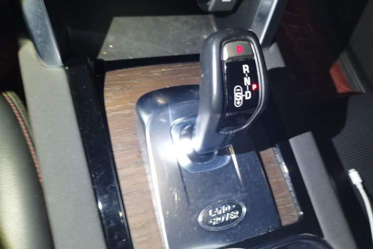Used Land Rover Discovery Sport 2021 249 PS R-Dynamic S Performance Edition Gear Lever