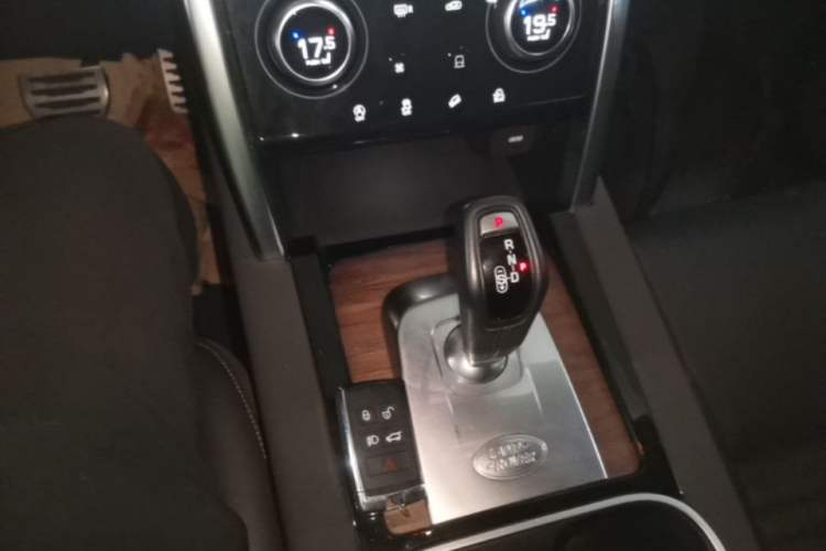 Used Land Rover Discovery Sport 2021 249 PS R-Dynamic S Performance Edition Gear Lever