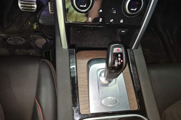 Used Land Rover Discovery Sport 2021 249 PS R-Dynamic SE Performance Tech Edition 5 Seats Gear Lever