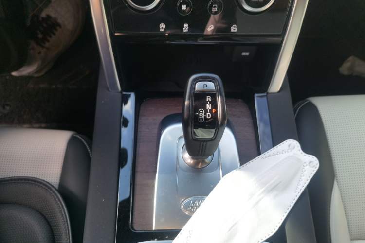 Used Land Rover Discovery Sport 2021 249 PS R-Dynamic SE Performance Tech Edition 5 Seats Gear Lever
