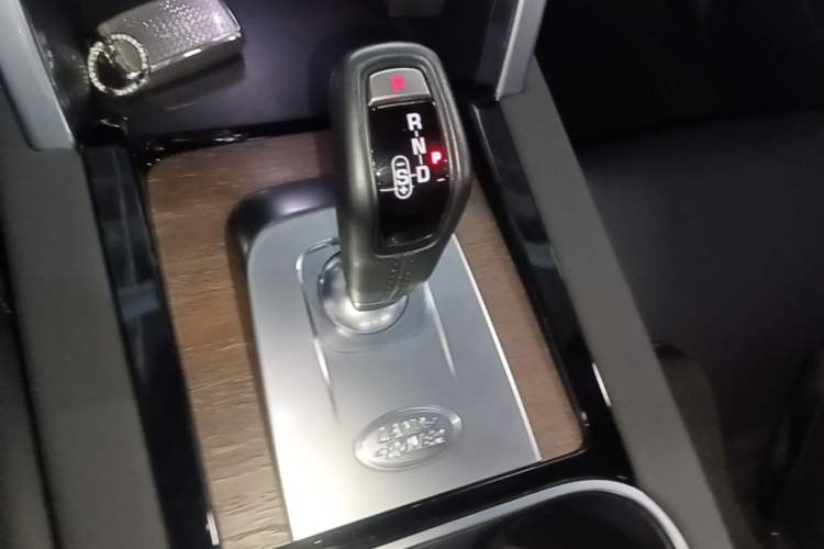 Used Land Rover Discovery Sport 2021 249 PS R-Dynamic SE Performance Tech Edition 5 Seats Gear Lever