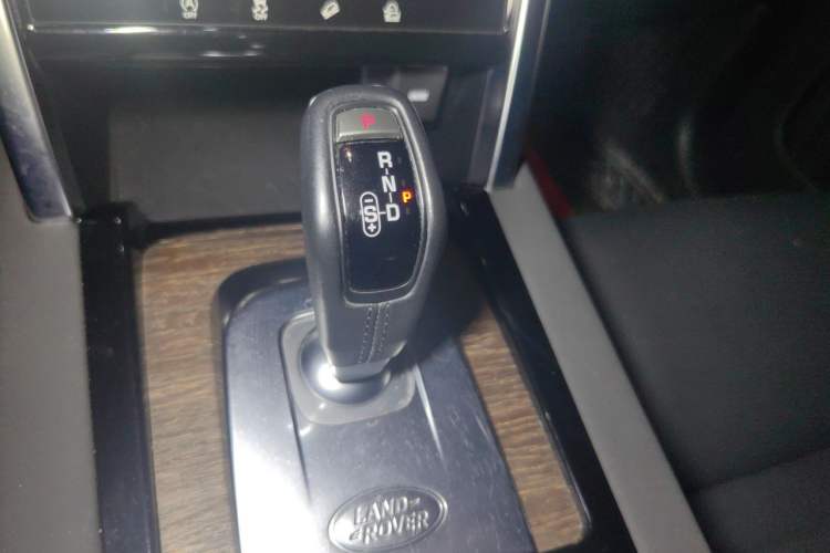 Used Land Rover Discovery Sport 2021 249 PS R-Dynamic S Performance Edition Gear Lever