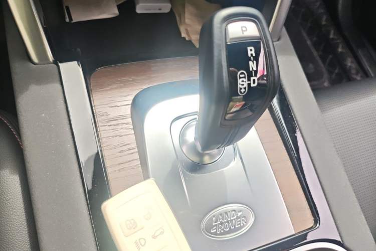 Used Land Rover Discovery Sport 2021 249 PS R-Dynamic SE Performance Tech Edition 7 Seats Gear Lever