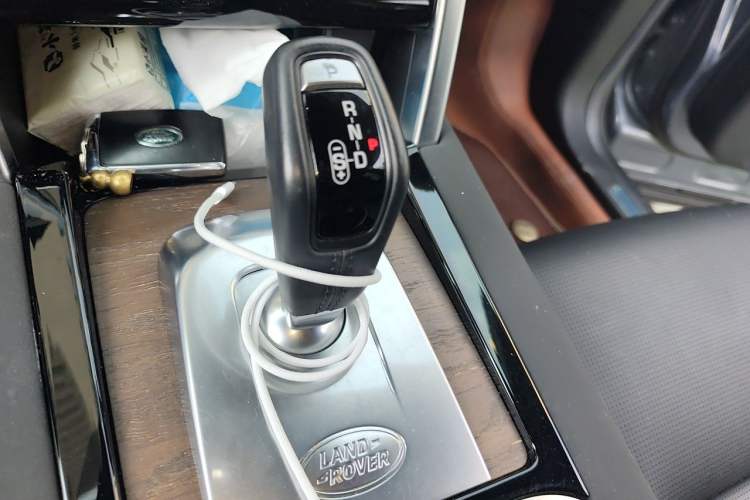 Used Land Rover Discovery Sport 2021 249 PS R-Dynamic S Performance Edition Gear Lever