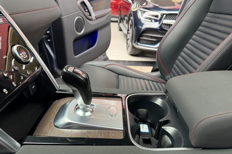 Used Land Rover Discovery Sport 2021 249 PS R-Dynamic S Performance Edition Gear Lever
