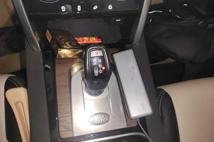 Used Land Rover Discovery Sport 2021 249 PS R-Dynamic SE Performance Tech Edition 5 Seats Gear Lever