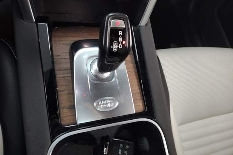 Used Land Rover Discovery Sport 2021 249 PS R-Dynamic SE Performance Tech Edition 5 Seats Gear Lever