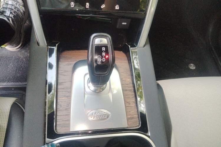 Used Land Rover Discovery Sport 2021 249 PS R-Dynamic SE Performance Tech Edition 7 Seats Gear Lever