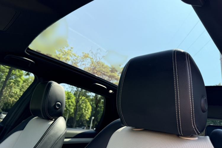 Used Land Rover Discovery Sport 2021 249 PS R-Dynamic S Performance Edition Interior 4