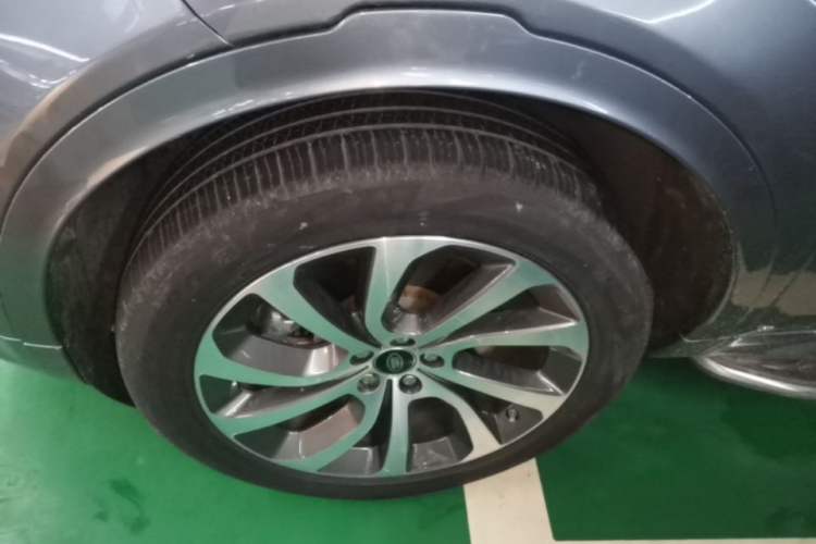 Used Land Rover Discovery Sport 2021 249 PS R-Dynamic S Performance Edition Left Front Wheel Hub