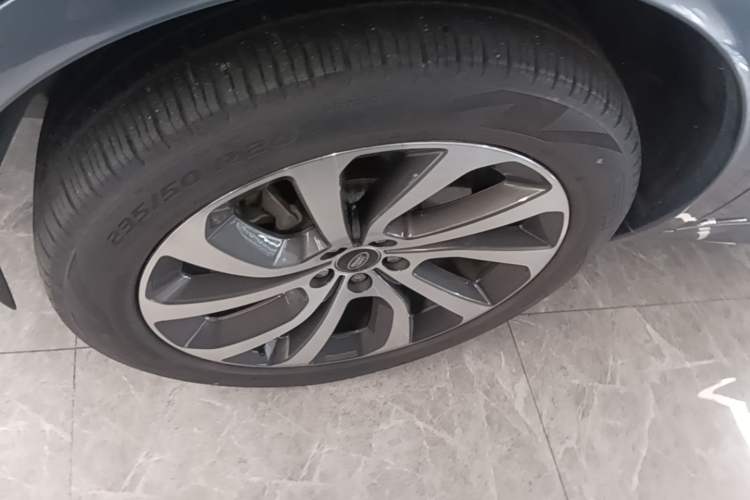 Used Land Rover Discovery Sport 2021 249 PS R-Dynamic SE Performance Tech Edition 5 Seats Left Front Wheel Hub