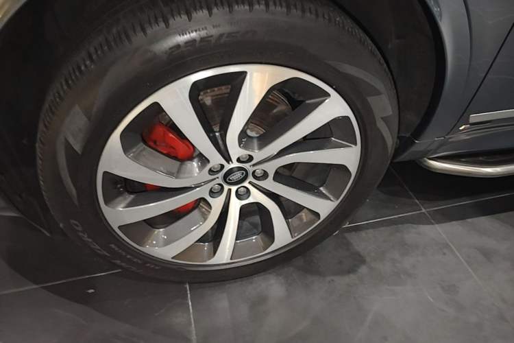 Used Land Rover Discovery Sport 2021 249 PS R-Dynamic S Performance Edition Left Front Wheel Hub