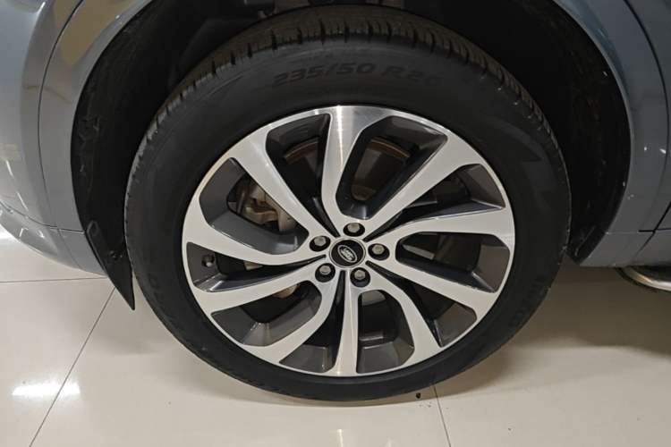 Used Land Rover Discovery Sport 2021 249 PS R-Dynamic S Performance Edition Left Front Wheel Hub