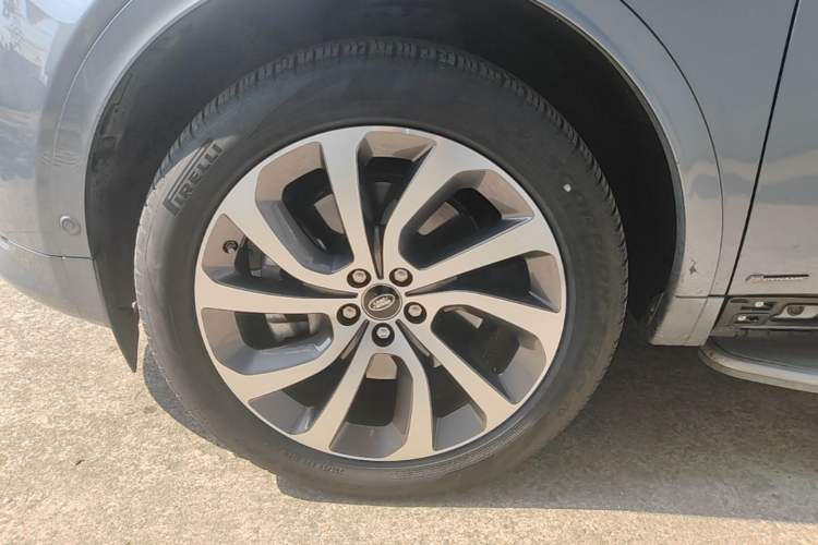 Used Land Rover Discovery Sport 2021 249 PS R-Dynamic SE Performance Tech Edition 5 Seats Left Front Wheel Hub