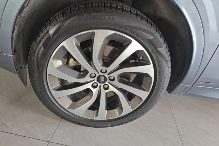Used Land Rover Discovery Sport 2021 249 PS R-Dynamic S Performance Edition Left Front Wheel Hub