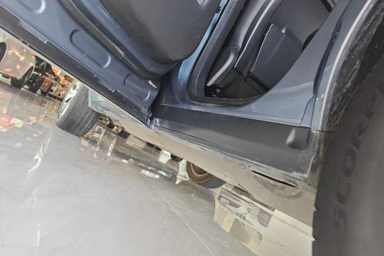 Used Land Rover Discovery Sport 2021 249 PS R-Dynamic S Performance Edition Left Side Sill