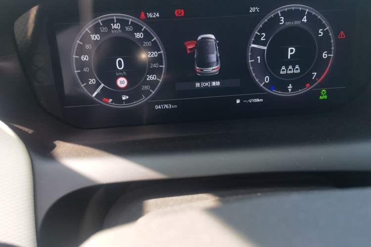 Used Land Rover Discovery Sport 2021 249 PS R-Dynamic SE Performance Tech Edition 5 Seats Odometer Close Up