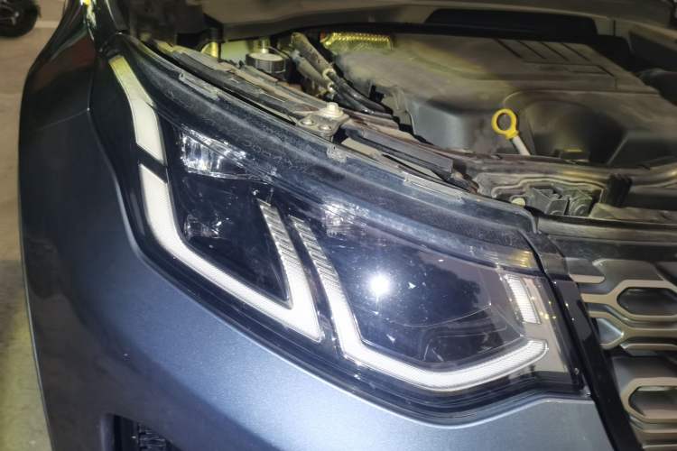 Used Land Rover Discovery Sport 2021 249 PS R-Dynamic S Performance Edition Right Front Headlight