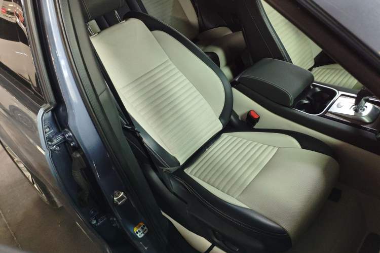 Used Land Rover Discovery Sport 2021 249 PS R-Dynamic S Performance Edition Right Front Seat