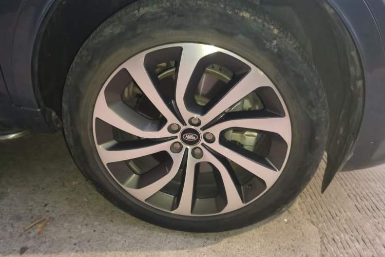 Used Land Rover Discovery Sport 2021 249 PS R-Dynamic S Performance Edition Right Front Wheel Hub