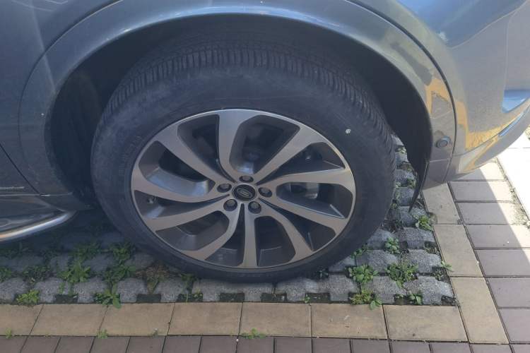 Used Land Rover Discovery Sport 2021 249 PS R-Dynamic SE Performance Tech Edition 5 Seats Right Front Wheel Hub