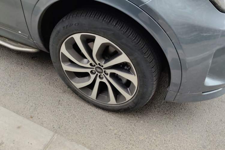 Used Land Rover Discovery Sport 2021 249 PS R-Dynamic S Performance Edition Right Front Wheel Hub