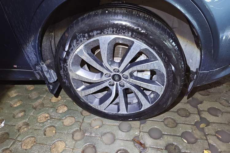 Used Land Rover Discovery Sport 2021 249 PS R-Dynamic S Performance Edition Right Front Wheel Hub
