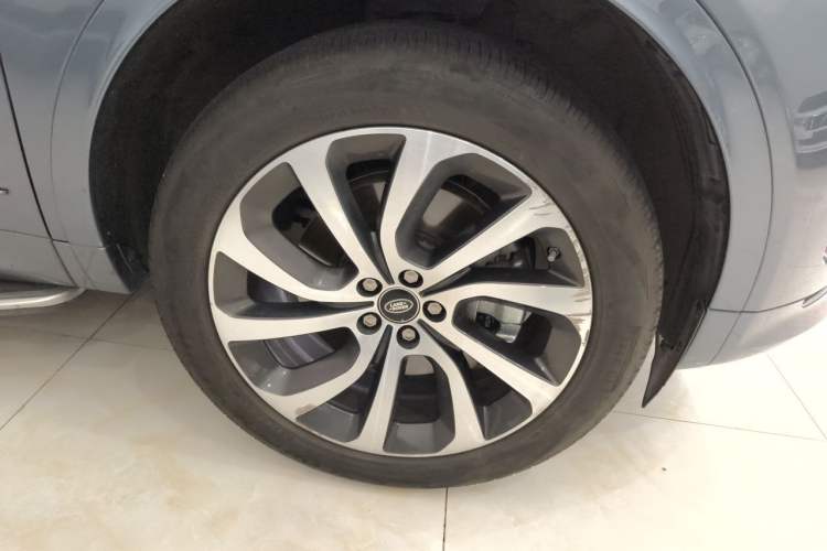 Used Land Rover Discovery Sport 2021 249 PS R-Dynamic S Performance Edition Right Front Wheel Hub