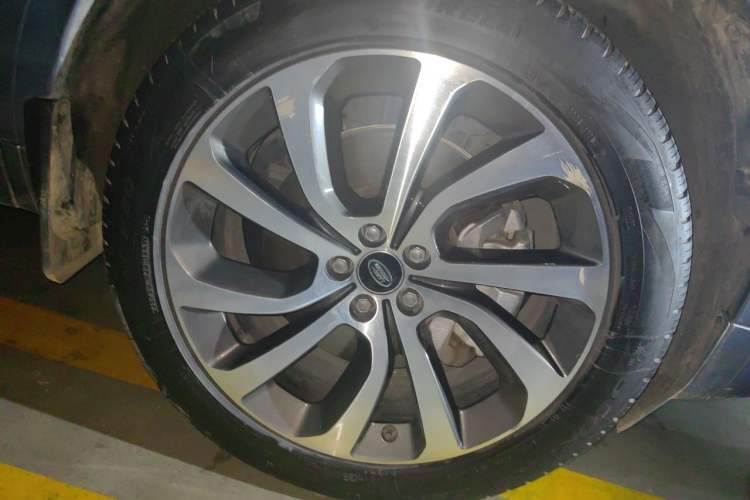 Used Land Rover Discovery Sport 2021 249 PS R-Dynamic S Performance Edition Right Front Wheel Hub