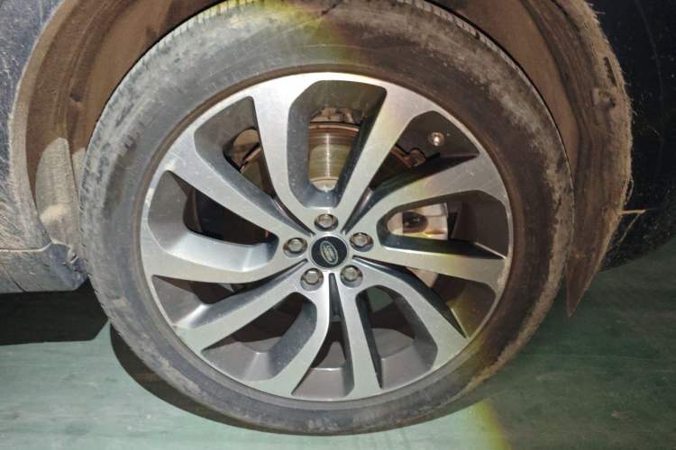 Used Land Rover Discovery Sport 2021 249 PS R-Dynamic S Performance Edition Right Front Wheel Hub
