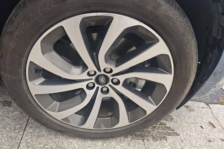 Used Land Rover Discovery Sport 2021 249 PS R-Dynamic SE Performance Tech Edition 7 Seats Right Front Wheel Hub