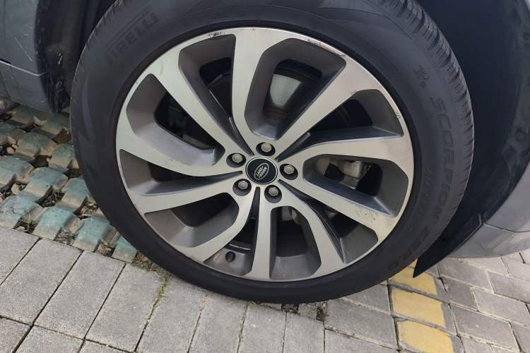 Used Land Rover Discovery Sport 2021 249 PS R-Dynamic S Performance Edition Right Front Wheel Hub